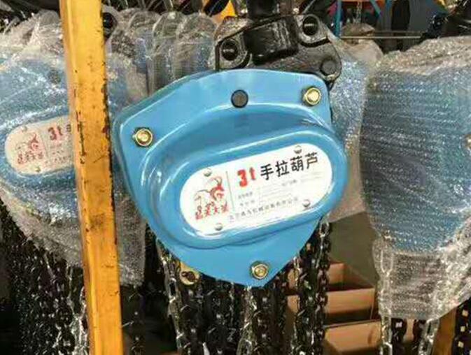 暴雨過(guò)后他們用手拉葫蘆吊汽車(chē)